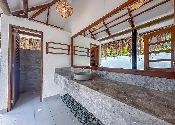 Huku Beach Hostel Palomino